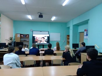 Просмотр фильма «Две девушки и скейтбордист».