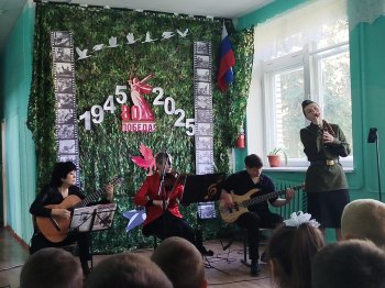 У нас в гостях творческий коллектив "Экспромт".